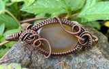 This bracelet features a warm gradient of creamy yellow to rich brown agate, wrapped in handwoven copper for a rustic yet refined look. The adjustable copper fastener ensures a comfortable fit, while the natural variations in the agate make each piece completely unique. Earthy, versatile, and full of character — a timeless accessory for everyday wear.