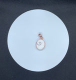 This unique pendant features a natural Shiva Shell, known for its mesmerizing spiral pattern and soothing energy. Set in warm copper, the design highlights the shell’s creamy tones and organic beauty.Sometimes call Shiva Eye Shell.