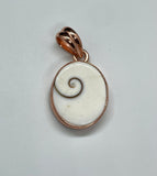 This unique pendant features a natural Shiva Shell, known for its mesmerizing spiral pattern and soothing energy. Set in warm copper, the design highlights the shell’s creamy tones and organic beauty.Sometimes call Shiva Eye Shell.